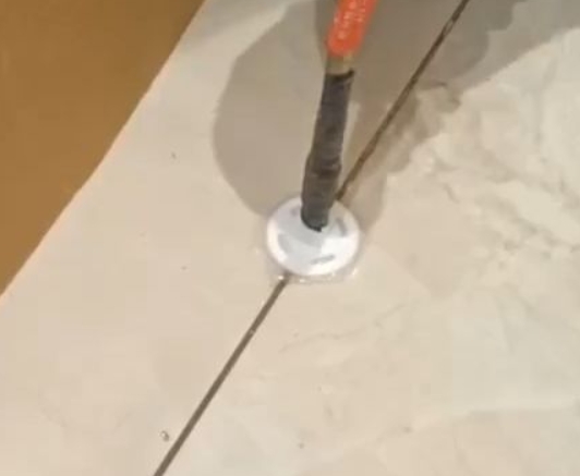 漳浦瓷砖空鼓维修公司专业解答瓷砖在铺贴过程中，如果没有涂抹均匀到位的粘结材料（如水泥砂浆或瓷砖胶），可能会导致以下问题
