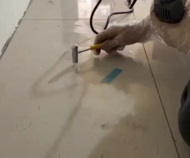 漳浦瓷砖开裂维修公司专业分享瓷砖在铺贴前如果没有沥干水分，将会导致以下问题